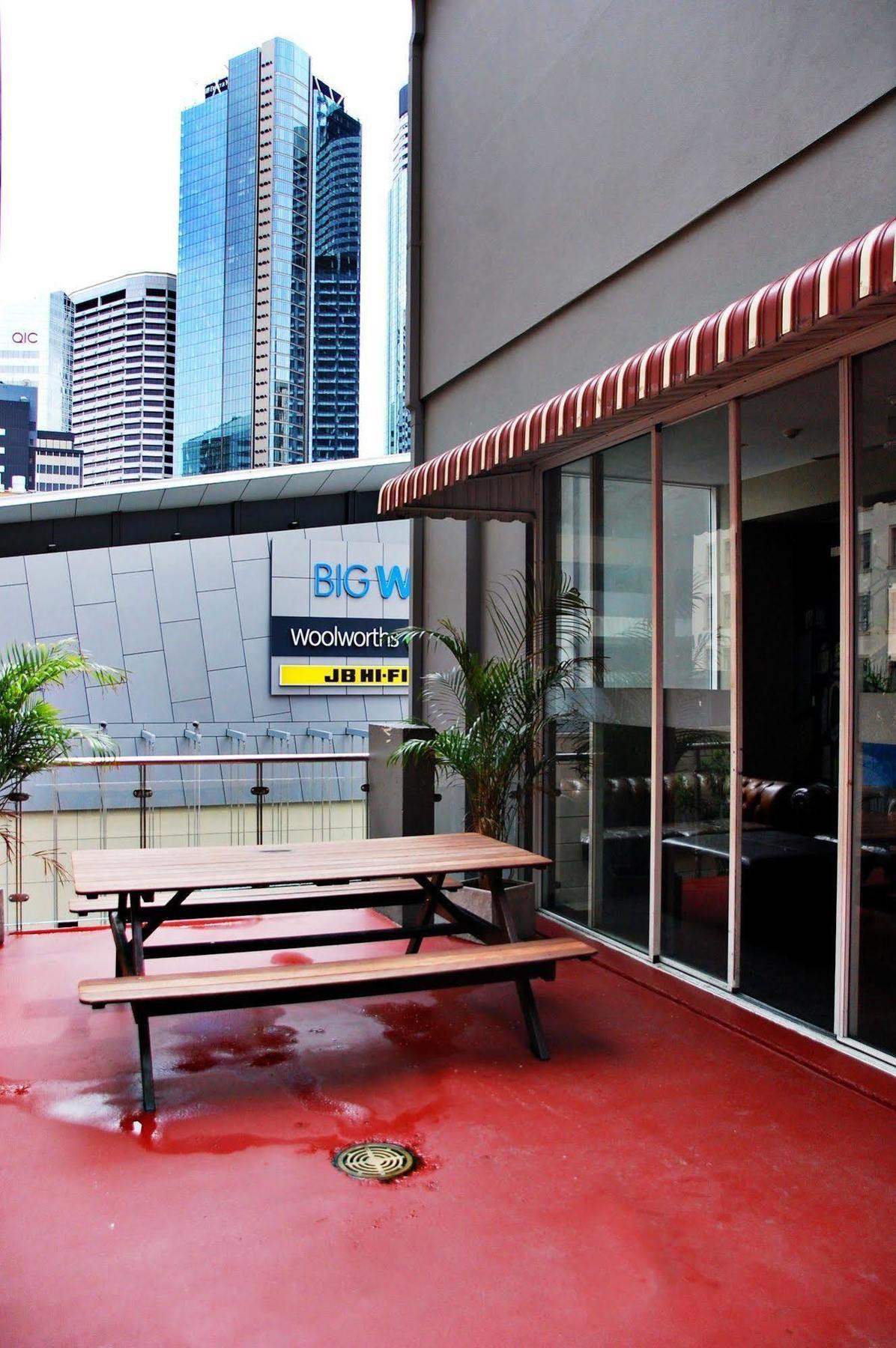 A Pousada Base Brisbane Embassy Exterior foto